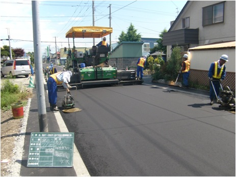 12舗装工合材敷き均し状況